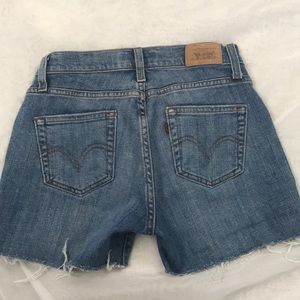Levi’s 529 curvy cutoffs Size 4
